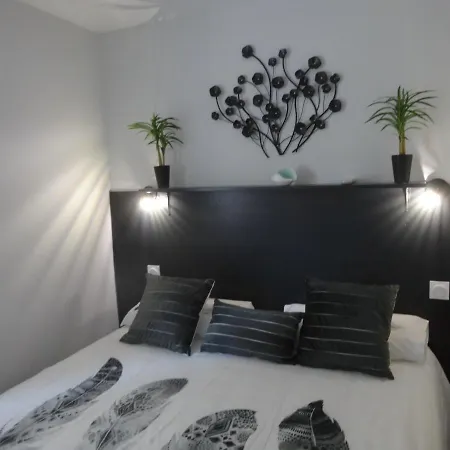 Les Cigalines Apartment *